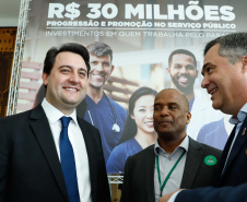 O governador Carlos Massa Ratinho Junior autorizou nesta terça-feira (30) o pagamento das progressões e promoções de carreira do Quadro Próprio do Poder Executivo (QPPE) e dos Servidores da Secretaria de Estado da Saúde (QPSS). A implantação dos avanços representa um investimento de R$ 30 milhões na folha do Estado.