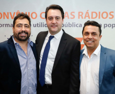 

A Copel renovou a parceria que mantém há 30 anos com a Associação das Emissoras de Radiodifusão do Paraná (Aerp) para a veiculação de mensagens de utilidade pública sobre fornecimento, geração e transmissão de energia. O convênio foi assinado nesta terça-feira (30), no Palácio Iguaçu, pelo governador Carlos Massa Ratinho Junior, o presidente da Copel, Daniel Pimentel Slaviero; o presidente da Aerp, Alexandre Barros, e o secretário da Comunicação Social e da Cultura, Hudson José.