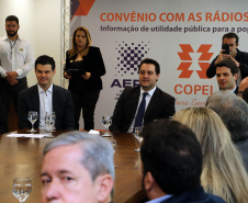 A Copel renovou a parceria que mantém há 30 anos com a Associação das Emissoras de Radiodifusão do Paraná (Aerp) para a veiculação de mensagens de utilidade pública sobre fornecimento, geração e transmissão de energia