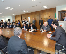 O governador Carlos Massa Ratinho Junior e o diretor-presidente da Itaipu, general Joaquim Silva e Luna, assinaram nesta quinta-feira (01), convênio para dar início à construção da segunda ponte ligando o Brasil ao Paraguai, em Foz do Iguaçu.Curitiba, 01-08-19.Foto: Arnaldo Alves / ANPr.