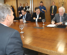 O governador Carlos Massa Ratinho Junior e o diretor-presidente da Itaipu, general Joaquim Silva e Luna, assinaram nesta quinta-feira (01), convênio para dar início à construção da segunda ponte ligando o Brasil ao Paraguai, em Foz do Iguaçu.Curitiba, 01-08-19.Foto: Arnaldo Alves / ANPr.