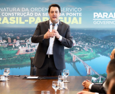 O governador Carlos Massa Ratinho Junior e o diretor-presidente da Itaipu, general Joaquim Silva e Luna, assinaram nesta quinta-feira (01), convênio para dar início à construção da segunda ponte ligando o Brasil ao Paraguai, em Foz do Iguaçu.Curitiba, 01-08-19.Foto: Arnaldo Alves / ANPr.