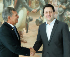 O governador Carlos Massa Ratinho Junior e o diretor-presidente da Itaipu, general Joaquim Silva e Luna, assinaram nesta quinta-feira (01), convênio para dar início à construção da segunda ponte ligando o Brasil ao Paraguai, em Foz do Iguaçu.