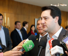 O governador Carlos Massa Ratinho Junior e o diretor-presidente da Itaipu, general Joaquim Silva e Luna, assinaram nesta quinta-feira (01), convênio para dar início à construção da segunda ponte ligando o Brasil ao Paraguai, em Foz do Iguaçu.