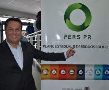  A gestão de resíduos sólidos e aplicação da logística reversa no Paraná foram temas da reunião realizada pela Secretaria de Estado do Desenvolvimento Sustentável e do Turismo, na quarta-feira (31), no Palácio das Araucárias, em Curitiba