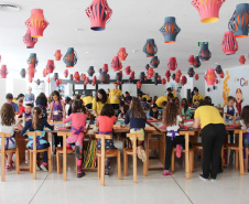 O Museu Oscar Niemeyer apresenta neste domingo (4) uma programação especial preparada pela equipe do Educativo. Das 11h às 14h, acontecerá a oficina de máscaras, que ensinará a técnica de produção tridimensional. Em seguida, às 14h30, a oficina será de noções de gravura com materiais alternativos.