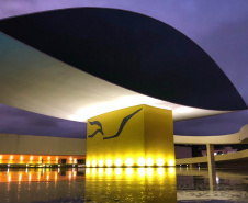 Esta é a última semana para visitar as exposições “Ivens Machado - Mestre de Obras” e “Experimentando Le Corbusier” no Museu Oscar Niemeyer. As duas ficam em cartaz até domingo, 11 de agosto. Foto: José Fernando Ogura/ANPr