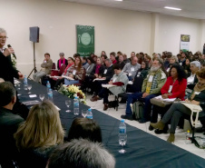 Cerca de 300 pessoas estão reunidas desde esta segunda-feira (05) em Curitiba na V Conferência Estadual de Segurança Alimentar e Nutricional. O evento, com o tema Comida no Campo e na Cidade: o que Temos e o que Queremos?, tem como proposta ampliar e fortalecer os compromissos para a promoção da soberania alimentar e do direito humano à alimentação adequada. Foto: Divulgação/SEAB