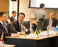 O governador Carlos Massa Ratinho Junior voltou a defender a inclusão de Estados e municípios na reforma da Previdência durante o VI Fórum dos Governadores, em Brasília, nesta terça-feira (6). Os chefes do Poder Executivo se comprometeram a declarar apoio formal à inclusão dos Estados, do Distrito Federal e dos municípios nas mesmas regras impostas aos servidores da União.

