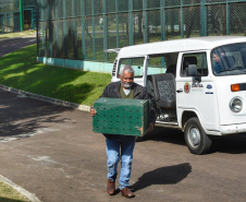 O Instituto Ambiental do Paraná (IAP) encaminhou nesta segunda-feira (06) um bugio para o Instituto Conservacionista Anami, em São José dos Pinhais. O local é especializado em proteção e recuperação de grandes primatas. O animal foi levado ao Centro de Apoio à Fauna Silvestre (Cafs) em maio deste ano pela Secretaria de Saúde do mesmo município com suspeita de febre amarela. Foto: Denis Ferreira Netto/SEDEST