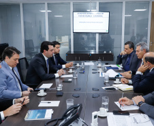 O governador Carlos Massa Ratinho Junior e o secretário nacional de Aviação Civil, Ronei Glanzmann, anunciaram nesta terça-feira (6), em Brasília, que a ampliação da pista do Aeroporto Internacional de Foz do Iguaçu (Cataratas) será feita antes da concessão para a iniciativa privada.