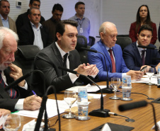 O governador Carlos Massa Ratinho Junior apresentou nesta quarta-feira (7) aos deputados estaduais um banco de projetos de R$ 350 milhões para reestruturação de rodovias, ferrovias e da segurança pública. Ele tem formato inédito no Estado e foi deseenvolvido em parceria com os parlamentares para resolver os maiores gargalos dessas áreas. O lançamento oficial acontecerá ainda neste mês. Foto: José Fernando Ogura/ANPr