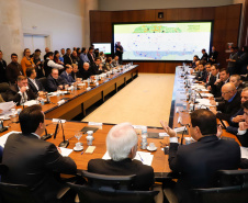 O governador Carlos Massa Ratinho Junior apresentou nesta quarta-feira (7) aos deputados estaduais um banco de projetos de R$ 350 milhões para reestruturação de rodovias, ferrovias e da segurança pública. Ele tem formato inédito no Estado e foi deseenvolvido em parceria com os parlamentares para resolver os maiores gargalos dessas áreas. O lançamento oficial acontecerá ainda neste mês.