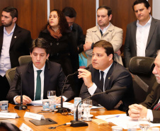 O governador Carlos Massa Ratinho Junior apresentou nesta quarta-feira (7) aos deputados estaduais um banco de projetos de R$ 350 milhões para reestruturação de rodovias, ferrovias e da segurança pública. Ele tem formato inédito no Estado e foi deseenvolvido em parceria com os parlamentares para resolver os maiores gargalos dessas áreas. O lançamento oficial acontecerá ainda neste mês.