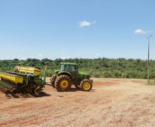 Máquinas cada vez mais altas cruzam os campos durante o plantio, a pulverização e a colheita da plantação. Mas a tecnologia que agiliza o trabalho no campo também exige uma atenção maior do produtor para um risco que nem sempre é lembrado: o toque acidental na fiação elétrica. Foto: Divulgação/Copel