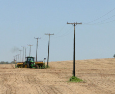 Máquinas cada vez mais altas cruzam os campos durante o plantio, a pulverização e a colheita da plantação. Mas a tecnologia que agiliza o trabalho no campo também exige uma atenção maior do produtor para um risco que nem sempre é lembrado: o toque acidental na fiação elétrica. Foto: Divulgação/Copel