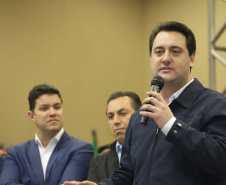 O governador Carlos Massa Ratinho Junior reúne-se com prefeitos na sede da Associação dos Municípios do Sudoeste do Paraná (Amsop), em Francisco Beltrão e assina autorização para licitações de obras para a infraestrutura urbana