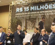 O governador Carlos Massa Ratinho Junior reúne-se com prefeitos na sede da Associação dos Municípios do Sudoeste do Paraná (Amsop), em Francisco Beltrão e assina autorização para licitações de obras para a infraestrutura urbana