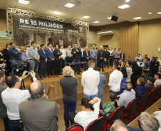 O governador Carlos Massa Ratinho Junior reúne-se com prefeitos na sede da Associação dos Municípios do Sudoeste do Paraná (Amsop), em Francisco Beltrão e assina autorização para licitações de obras para a infraestrutura urbana