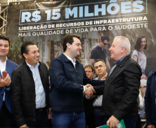 Obras de infraestrutura, melhorias em escolas, reformas e construção de postos de saúde estão no pacote de investimentos que o Governo do Estado fará em 24 cidades da região Sudoeste. O governador Carlos Massa Ratinho Junior se reuniu nesta quinta-feira (8) com os prefeitos na sede da Associação dos Municípios do Sudoeste do Paraná (Amsop), em Francisco Beltrão, e assinou as ordens de serviço e homologação das licitações para dar início às obras e ações.