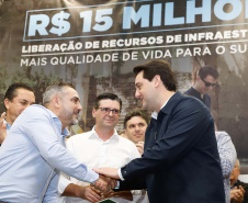 Obras de infraestrutura, melhorias em escolas, reformas e construção de postos de saúde estão no pacote de investimentos que o Governo do Estado fará em 24 cidades da região Sudoeste. O governador Carlos Massa Ratinho Junior se reuniu nesta quinta-feira (8) com os prefeitos na sede da Associação dos Municípios do Sudoeste do Paraná (Amsop), em Francisco Beltrão, e assinou as ordens de serviço e homologação das licitações para dar início às obras e ações.