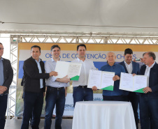 O governador Carlos Massa Ratinho Junior reúne-se com prefeitos na sede da Associação dos Municípios do Sudoeste do Paraná (Amsop), em Francisco Beltrão e assina autorização para licitações de obras para a infraestrutura urbana