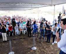 O governador Carlos Massa Ratinho Junior assinou nesta quinta-feira (8) a ordem de serviço para início das obras para contenção de enchentes do Rio Marrecas, em Francisco Beltrão, no Sudoeste do Estado. O Governo do Estado está investindo R$ 30 milhões nesta primeira etapa da obra.