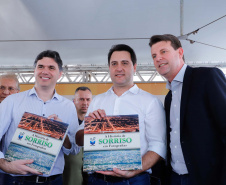 O governador Carlos Massa Ratinho Junior assinou nesta quinta-feira (8) a ordem de serviço para início das obras para contenção de enchentes do Rio Marrecas, em Francisco Beltrão, no Sudoeste do Estado. O Governo do Estado está investindo R$ 30 milhões nesta primeira etapa da obra.