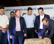 O governador Carlos Massa Ratinho Junior autorizou nesta quinta-feira (8), em Pato Branco, o repasse de R$ 20 milhões para a construção do novo prédio da prefeitura da cidade. O convênio prevê R$ 6 milhões de contrapartida municipal. 