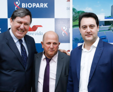 O Biopark - Parque Científico e Tecnológico de Biociências de Toledo, no Oeste do Estado, vai ganhar um Complexo Hospitalar e de Saúde. O governador Carlos Massa Ratinho Junior participou nesta sexta-feira (9) do anúncio do empreendimento, que pertence ao grupo Sempre Vida e vai unir o atendimento na saúde ao desenvolvimento de pesquisas e inovação.