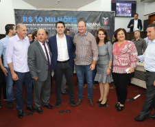 O governador Carlos Massa Ratinho Junior participa nesta sexta-feira (09), em na câmara de Toledo, a liberação de recursos para municípios da região Oeste. Participaram: prefeito de Toledo, Lucio De Marchi; secretário Chefe da Casa Civil, Guto Silva; de Desenvolvimento Urbano, João Carlos Ortega; do Planejamento, Valdemar Jorge e da Infraestrutura e Logística, Sandro Alex; deputados e demais autoridades.Toledo, 09-08-19.Foto: Arnaldo Alves / ANPr.