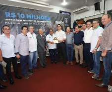 O governador Carlos Massa Ratinho Junior participa nesta sexta-feira (09), em na câmara de Toledo, a liberação de recursos para municípios da região Oeste. Participaram: prefeito de Toledo, Lucio De Marchi; secretário Chefe da Casa Civil, Guto Silva; de Desenvolvimento Urbano, João Carlos Ortega; do Planejamento, Valdemar Jorge e da Infraestrutura e Logística, Sandro Alex; deputados e demais autoridades.Toledo, 09-08-19.Foto: Arnaldo Alves / ANPr.