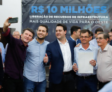 Novos veículos, ruas pavimentadas, construção de escola, de quadra de esportes e de barracões industriais estão entre os investimentos que 24 municípios do Oeste do Paraná farão com apoio do Governo do Estado. O governador Carlos Massa Ratinho Junior esteve nesta sexta-feira (09) em Toledo para assinar as licitações e homologações dos projetos.