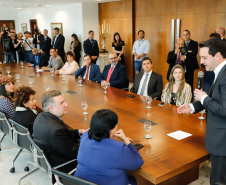 O governador Carlos Massa Ratinho Junior, o secretário da Justiça, Família e Trabalho, Ney Leprevost, e a ministra da Mulher, da Família e dos Direitos Humanos, Damares Alves, assinam dois protocolos de intenções que visam fortalecer as ações em defesa da mulher e de crianças e adolescentes.