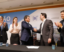O governador Carlos Massa Ratinho Junior e o ministro da Infraestrutura, Tarcísio de Freitas, assinaram nesta terça-feira (13) um memorando de entendimento para o início de um trabalho conjunto de modelagem do novo programa de concessões de rodovias que cortam o Paraná.