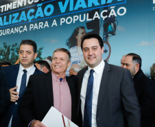 O governador Carlos Massa Ratinho Junior assinou nesta quarta-feira (14), no Palácio Iguaçu, a liberação de R$ 6 milhões para obras de sinalização viária em 39 cidades paranaenses. A iniciativa faz parte de um programa do Departamento de Trânsito do Paraná (Detran-PR) para regulamentar a circulação de veículos e pedestres.
