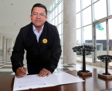 O governador Carlos Massa Ratinho Junior assinou nesta quarta-feira (14), no Palácio Iguaçu, a liberação de R$ 6 milhões para obras de sinalização viária em 39 cidades paranaenses. A iniciativa faz parte de um programa do Departamento de Trânsito do Paraná (Detran-PR) para regulamentar a circulação de veículos e pedestres. Prefeitura de Foz do Jordão.