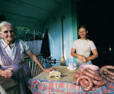 Senhoras Avelina e Lídia Marszal, filha e neta de imigrantes poloneses, Rio do Banho, Cruz Machado, PR, 1986. Foto: João Urban