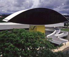Quem visitar o Museu Oscar Niemeyer no domingo, dia 18, poderá aproveitar a programação especial da equipe do Educativo. Das 11h às 17h, acontecerá a oficina Pintura em Acrílica, no Subsolo. Já às 16 horas, a equipe do Educativo mediará uma visita à exposição Declaração de Princípios. Foto: Divulgação/MON
