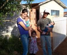  Os oito filhos e o casal Yonara e Rogério eliminaram a ligação direta e regularizaram a ligação de água com a Sanepar Foto: Divulgação/Sanepar


 
