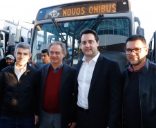 O governador Carlos Massa Ratinho Junior entregou, nesta quarta-feira (21), novos ônibus para atender o sistema de transporte coletivo da Região Metropolitana de Curitiba. Os veículos foram adquiridos por empresas que operam o sistema, em ação coordenada pela Comec.