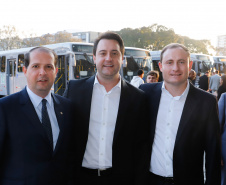 O governador Carlos Massa Ratinho Junior entregou, nesta quarta-feira (21), novos ônibus para atender o sistema de transporte coletivo da Região Metropolitana de Curitiba. Os veículos foram adquiridos por empresas que operam o sistema, em ação coordenada pela Comec.