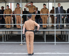Curitiba, 28 de agosto de 2019.  Policiais Militares promovidos em 10 de agosto são homenageados. Foto: Comandante Geral dando autorização para prosseguimento da solenidade.