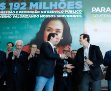 O governador Carlos Massa Ratinho Junior assinou, nesta sexta-feira (30), autorização para avanços de carreira de servidores estaduais. Foram autorizadas promoções e progressões para servidores da Educação e do Ensino Superior. 