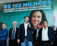 O governador Carlos Massa Ratinho Junior assinou, nesta sexta-feira (30), autorização para avanços de carreira de servidores estaduais. Foram autorizadas promoções e progressões para servidores da Educação e do Ensino Superior. 