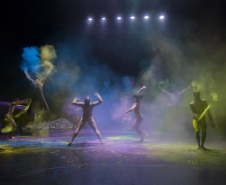 O Balé Teatro Guaíra reapresenta neste fim de semana (14 e 15) o projeto Plataforma Novos Criadores, em que integrantes da companhia são convidados a criar coreografias contemporâneas. Neste ano, a primeira edição ocorreu em agosto e teve duas sessões lotadas. 