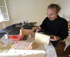 Christian Balzano é conhecido por suas obras em papel ouro. Foto: Kraw Penas/SECC