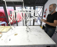Alberto Salvetti utiliza estruturas de ferro e se inspira na anatomia dos javalis para suas esculturas.Foto: Kraw Penas/SECC