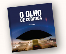 O livro O Olho de Curitiba, do fotógrafo Nani Góis, será lançado em 24 de setembro, às 19 horas, no Museu Oscar Niemeyer. A publicação é um registro fotográfico dos 185 dias de construção da edificação que abriga justamente o Olho, criado pelo arquiteto Oscar Niemeyer, junto a seu idealizador, o também arquiteto Jaime Lerner, na época governador do Estado.