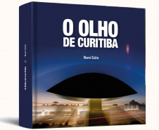 O livro O Olho de Curitiba, do fotógrafo Nani Góis, será lançado em 24 de setembro, às 19 horas, no Museu Oscar Niemeyer. A publicação é um registro fotográfico dos 185 dias de construção da edificação que abriga justamente o Olho, criado pelo arquiteto Oscar Niemeyer, junto a seu idealizador, o também arquiteto Jaime Lerner, na época governador do Estado.